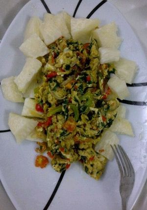 A picture of Scramble vegetable eggs and yam.