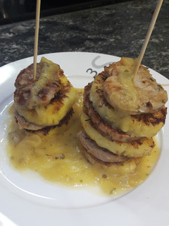 Una foto de Pincho de solomillo y piña