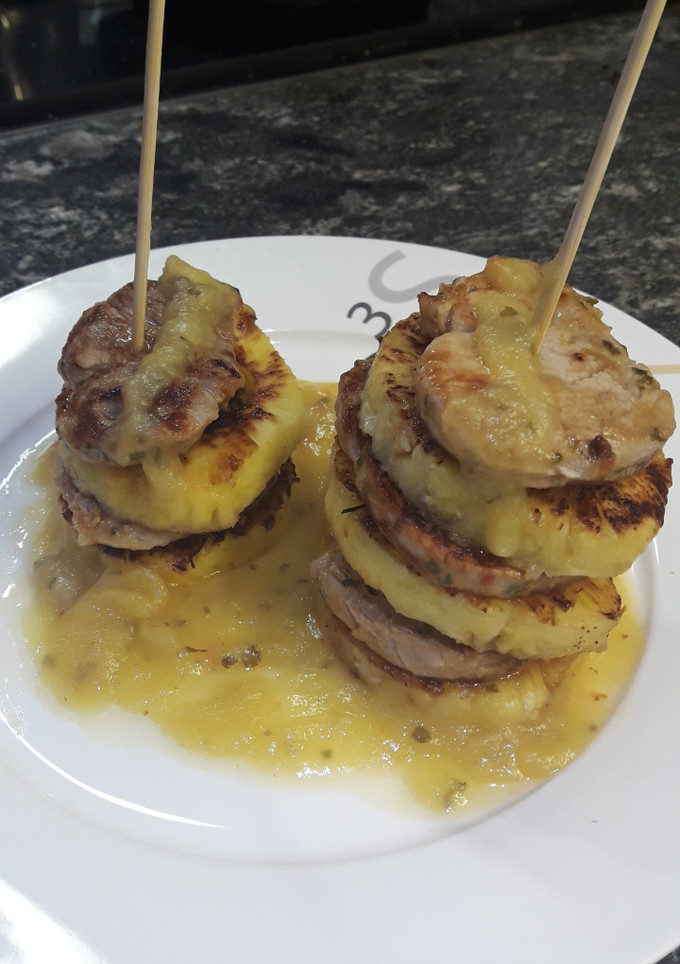 Una foto de Pincho de solomillo y piña