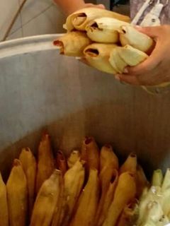 Una foto de Tamales oaxaqueños (mole negro) con pollo