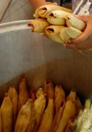 Una foto de Tamales oaxaqueños (mole negro) con pollo