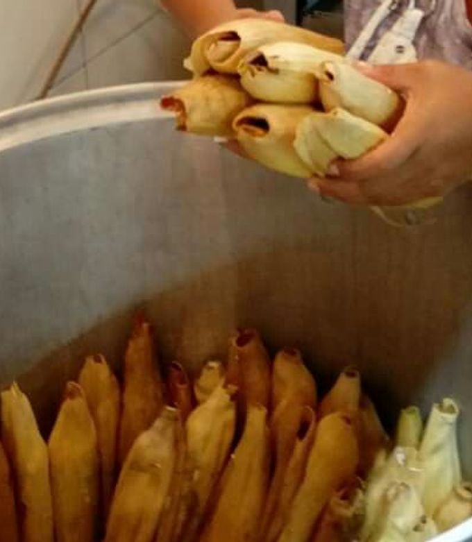 Una foto de Tamales oaxaqueños (mole negro) con pollo