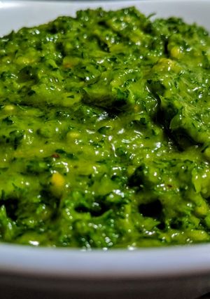 Una foto de PESTO De Perejil🌿 Dulce con Maní🥜 y Uvas pasas...!