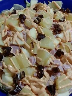 Una foto de Ensalada con salsa rosa, dátiles 🍍🍏