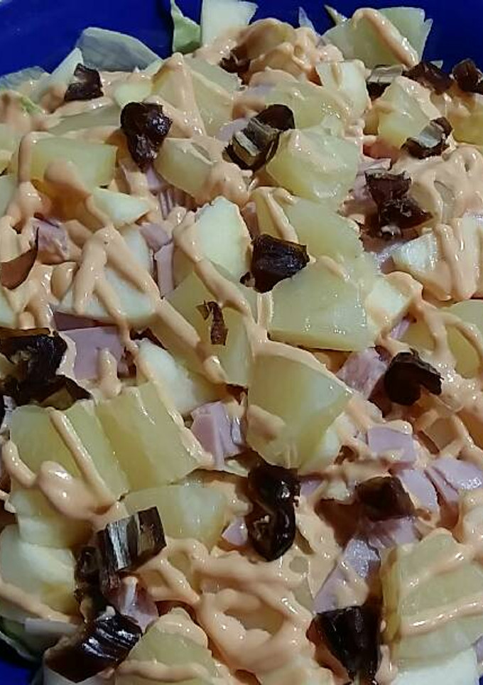 Una foto de Ensalada con salsa rosa, dátiles 🍍🍏