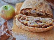 Una foto di strudel con mela