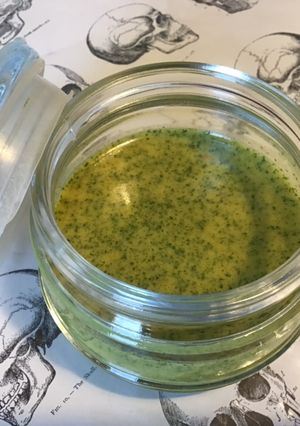Une photo de Sauce salade épicée à la moutarde et persil