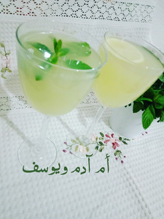 صورة لوصفة عصير الليمون بنكهة مبشور الليمون والنعناع 💚