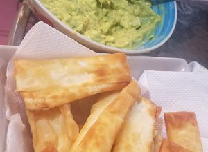 Una foto de Tequeños con queso y palta