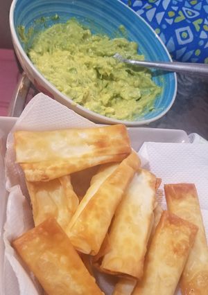Una foto de Tequeños con queso y palta