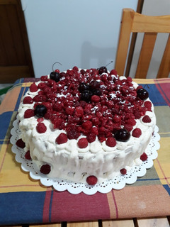 Una foto de Torta de vainilla con chantilly y frutos rojos