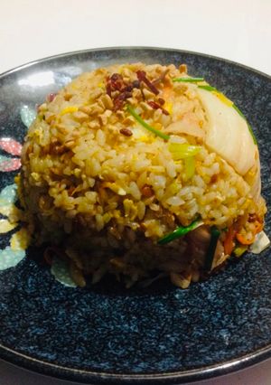 Una foto de Arroz frito con NATTO y KIMCHI al wok🇺🇾🇯🇵納豆キムチ炒飯