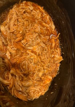 A picture of Juicy crockpot BBQ chicken.