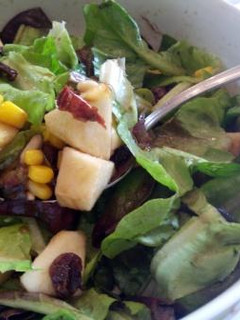 Una foto de Ensalada de manzana, pasas y piñones
