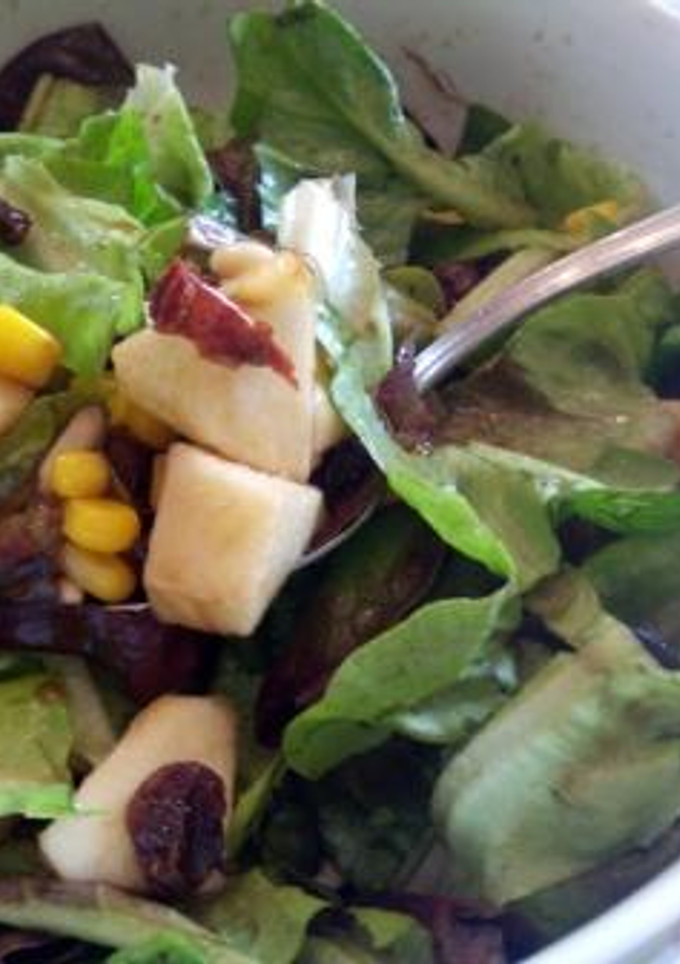 Una foto de Ensalada de manzana, pasas y piñones