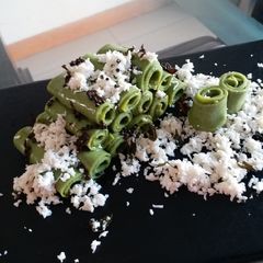 A picture of Palak paneer khandvi.