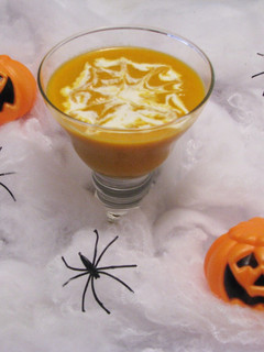 Una foto de Crema de calabaza con telaraña