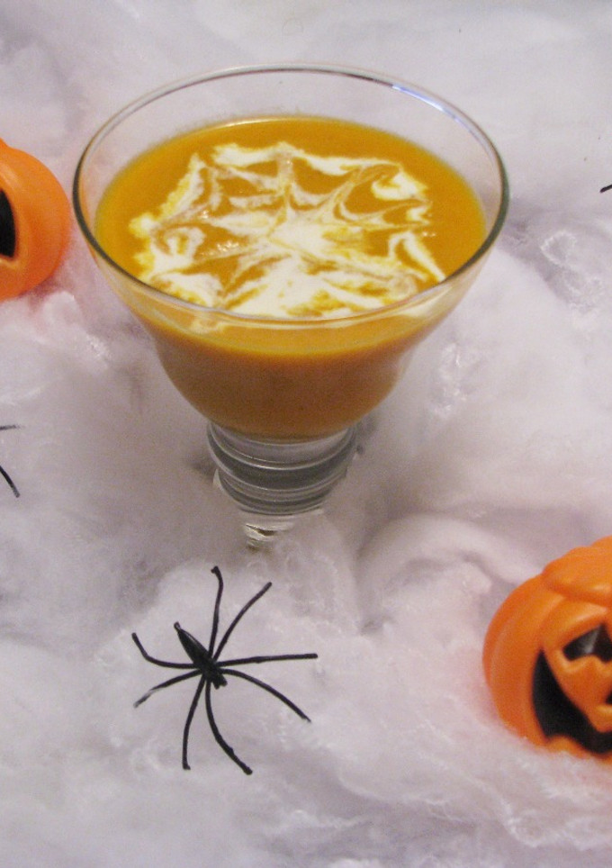 Una foto de Crema de calabaza con telaraña