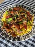 Noodles com tofu defumado, shimeji e legumes