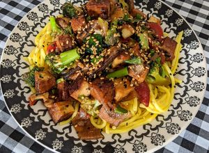 Foto de Noodles com tofu defumado, shimeji e legumes
