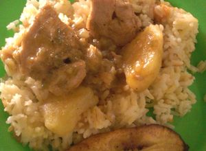 Una foto de Pollo con papa, arroz y tajadas