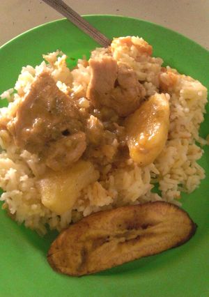 Una foto de Pollo con papa, arroz y tajadas