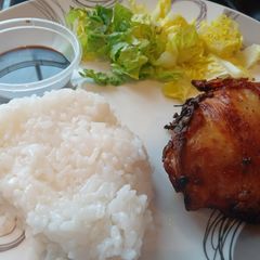 A picture of Satay chicken with sticky rice 🍚.
