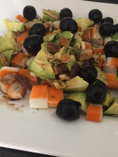Una foto de Ensalada “Amara" de palitos de cangrejo y aguacate 🥑