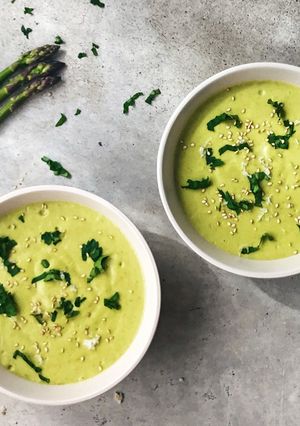Una foto de Crema de espárragos verdes saludable