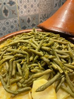 Une photo de Tajine pommes de terre, haricots et boulettes de viandes