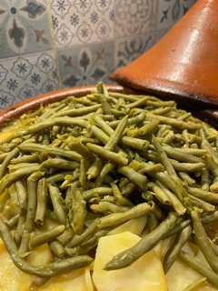 Une photo de Tajine pommes de terre, haricots et boulettes de viandes