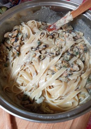 Una foto de Tallarines con crema y mariscos