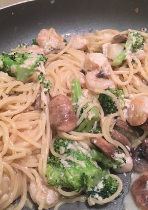A picture of Spaghetti Alfredo Seafood.