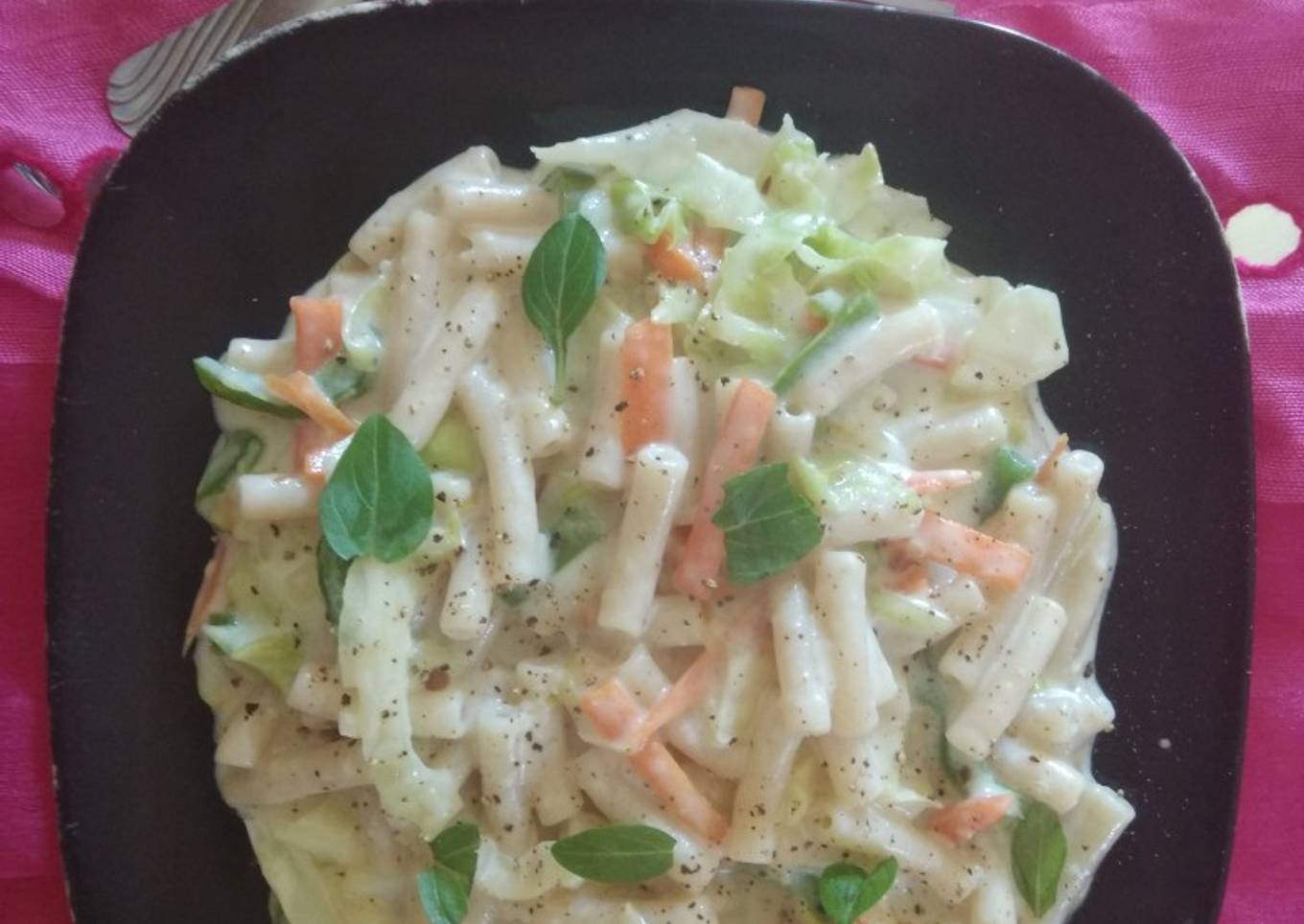Macaroni in white sauce