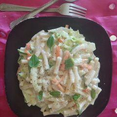 A picture of Macaroni in white sauce.