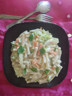 A picture of Macaroni in white sauce.