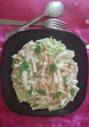 A picture of Macaroni in white sauce.
