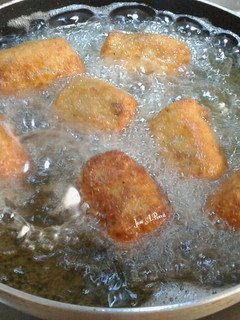 Una foto de Croquetas de bacon y pollo, en crema de velouté