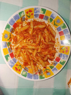 Una foto de Macarrones en salsa de tomate con chorizo y jamón Thermomix