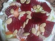 Una foto de ensalada de betabel y pepino