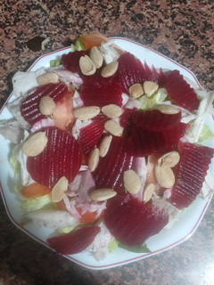 Una foto de Ensalada de Pollo Remolacha y almendras