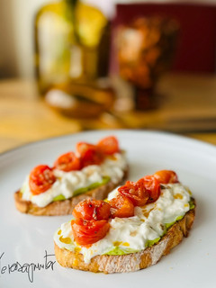 Una foto de Tostada de cherrys con burrata y mantequilla de aguacate 🍞 🍅 🥑