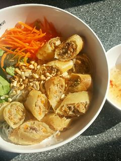 Hình của món Bún chả giò.