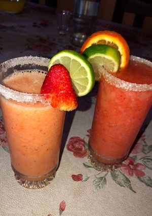 Una foto de Daiquiris de mango y frutillas 🍓🍊🥭
