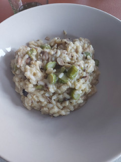 Una foto de Risotto de pollo, espárragos y champiñones en MAMBO