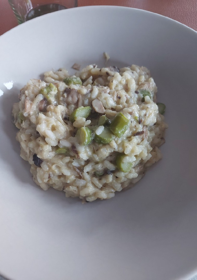 Una foto de Risotto de pollo, espárragos y champiñones en MAMBO