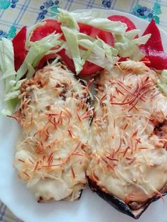 Una foto de Berenjenas rellenas de atún y aceitunas