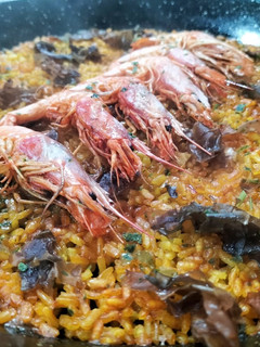 Una foto de Arroz con gamba roja, alga dulse y caldo de alga fucus con azafrán
