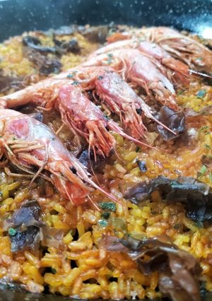 Una foto de Arroz con gamba roja, alga dulse y caldo de alga fucus con azafrán