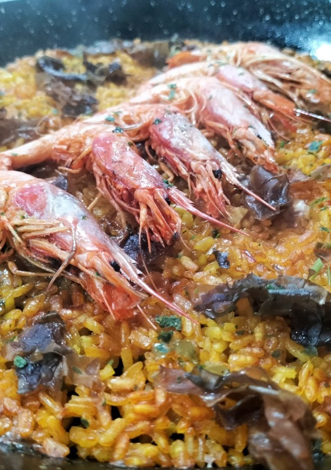 Una foto de Arroz con gamba roja, alga dulse y caldo de alga fucus con azafrán